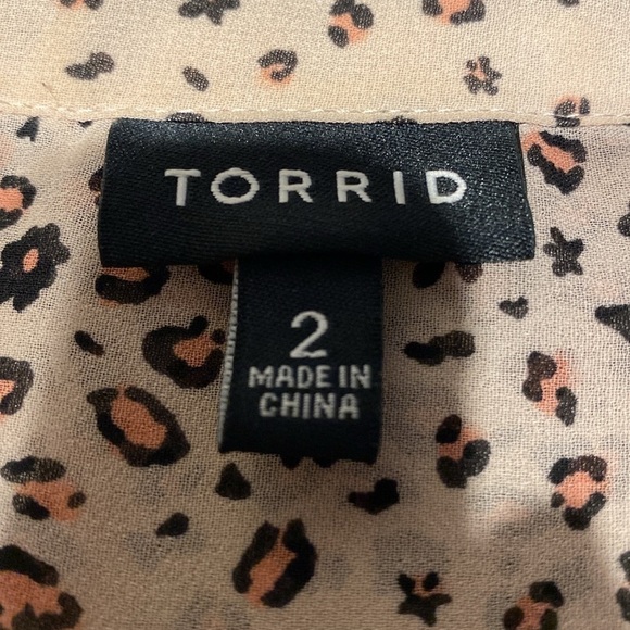 U womens torrid long sleeve pull over plus size blouse size 2X.  EUC - Picture 4 of 5